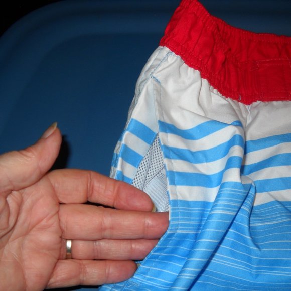 BOYS SWIM TRUNKS   SIZE XL 16/18 - Picture 3 of 4